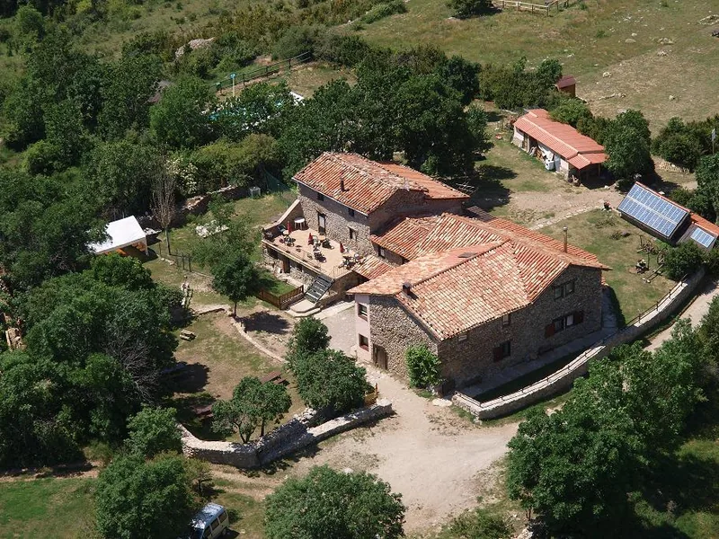 Vista aèria d’una masia i el seu entorn
